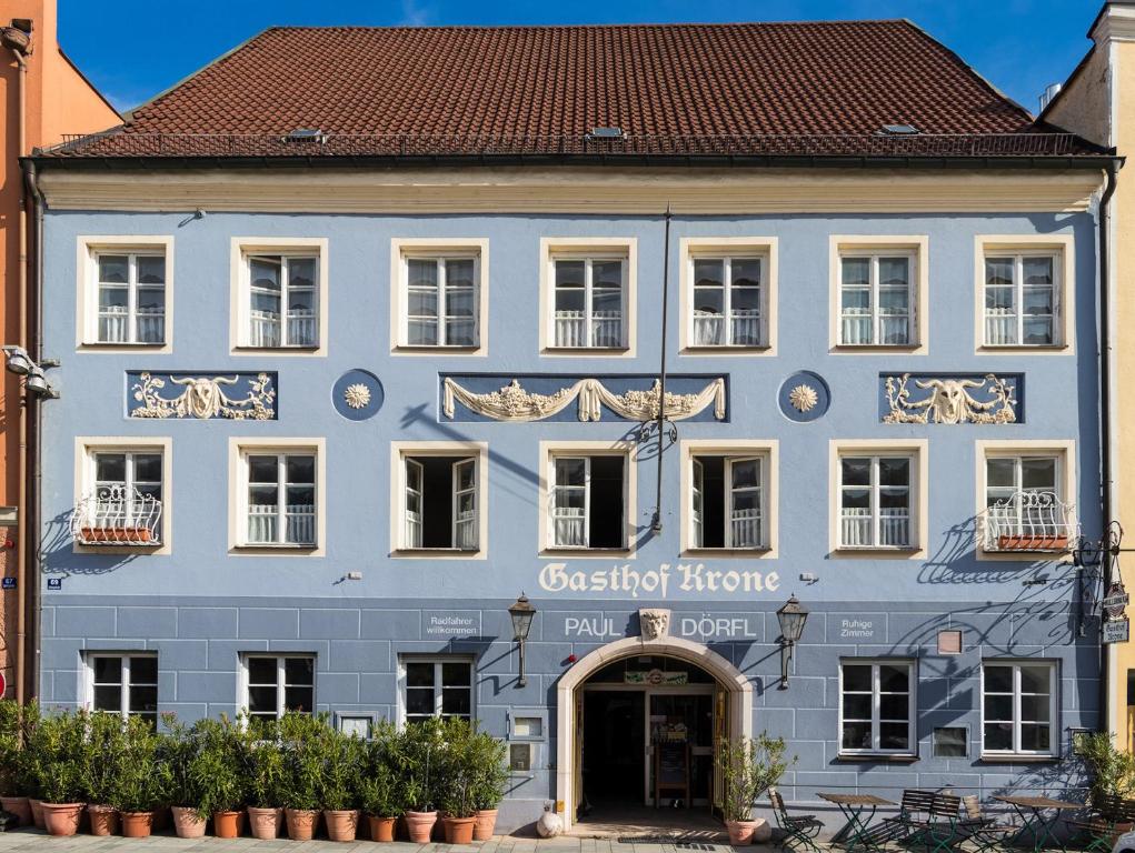 um edifício azul na cidade de Schlierstadt em Zur Krone em Neuötting