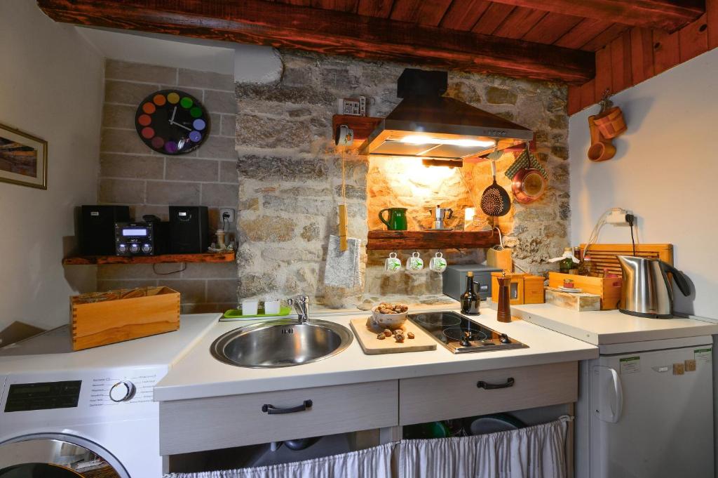 Kuchyň nebo kuchyňský kout v ubytování Apartments Salvezani