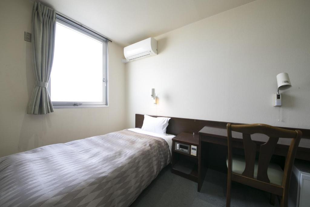 豊橋市にあるOkadaya Bayside / Vacation STAY 72732のベッドルーム1室(ベッド1台、デスク、窓付)
