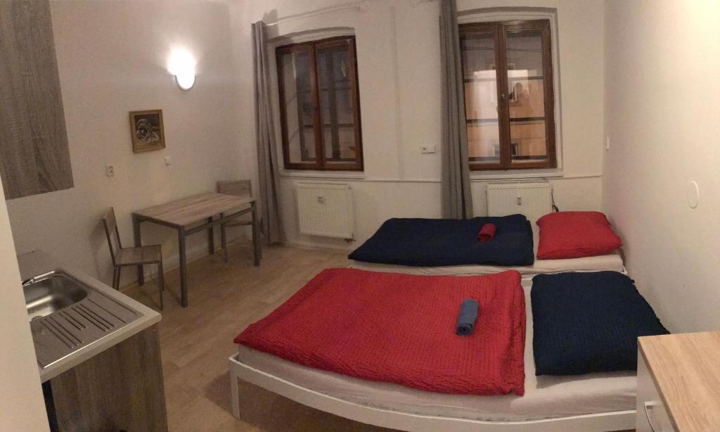 Postel nebo postele na pokoji v ubytování Old Town Apartments S12