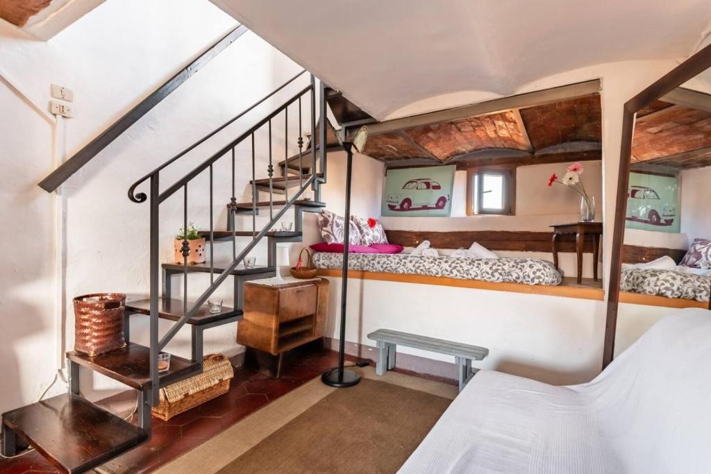 1 dormitorio con litera y escalera en Romantico attichino con terrazzo vista Duomo !!, en Florencia