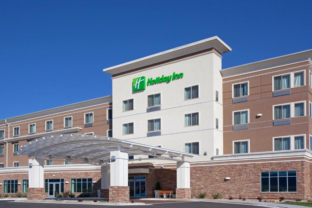 um hotel com uma placa na frente em Holiday Inn Casper East-Medical Center, an IHG Hotel em Casper