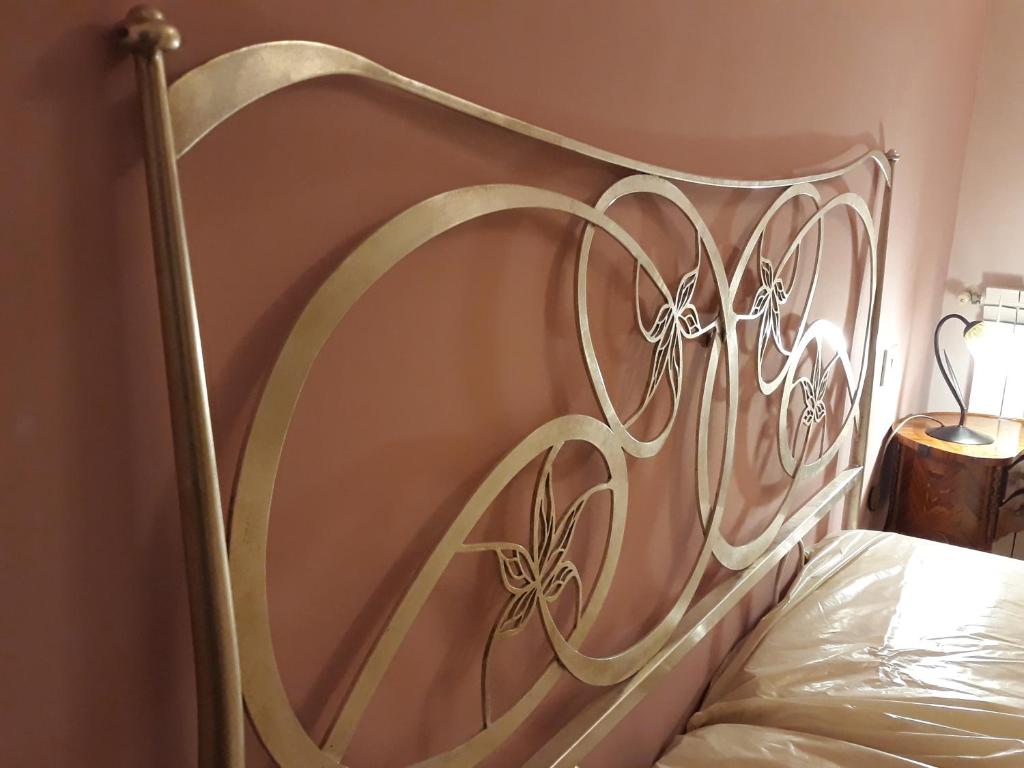 uma cabeceira metálica de uma cama num quarto em Miriam's Short Rent House em Roma