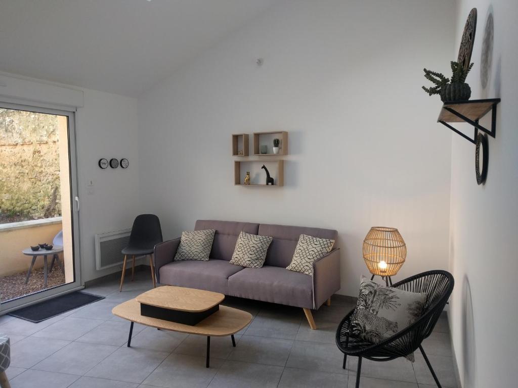 sala de estar con sofá y mesa en Maison ville Jean-Moulin lumineuse, spacieuse , Jardin, zoo, Prytanée, 3 chbres, 6 pers en La Flèche