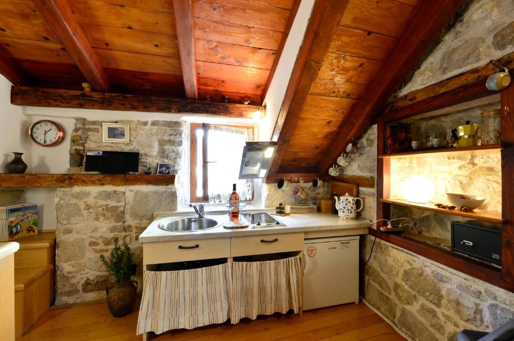 Kuchyň nebo kuchyňský kout v ubytování Apartments Salvezani