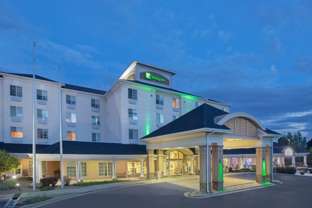 un bâtiment d'hôtel avec une horloge en haut dans l'établissement Holiday Inn Colorado Springs - Airport, an IHG Hotel, à Colorado Springs