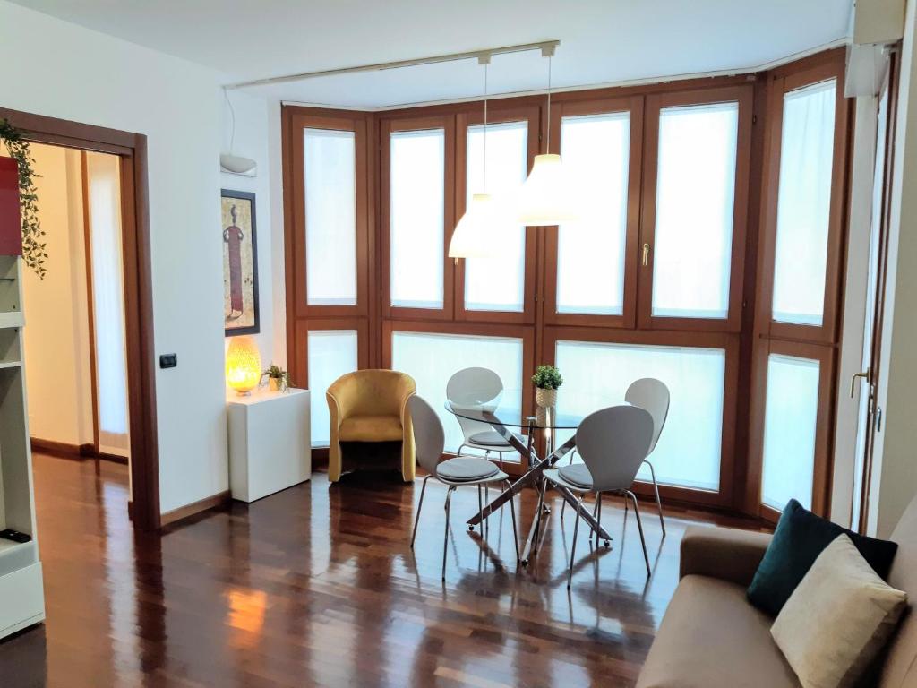 salon ze stołem i krzesłami w obiekcie Suite Rent Milan w Mediolanie
