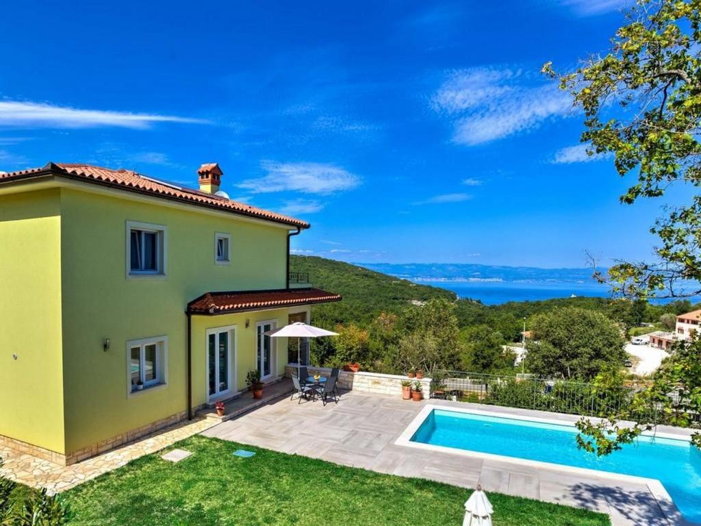 una imagen de una villa con piscina en Apartments Villa Tara, en Brseč