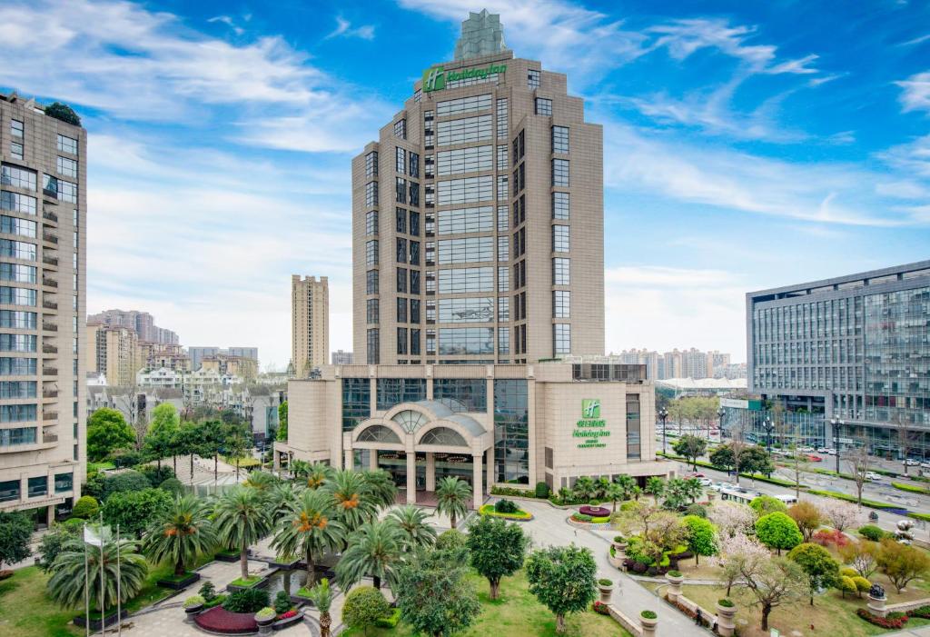 uma vista para uma cidade com edifícios altos em Holiday Inn Chengdu Xindu, an IHG Hotel em Chengdu