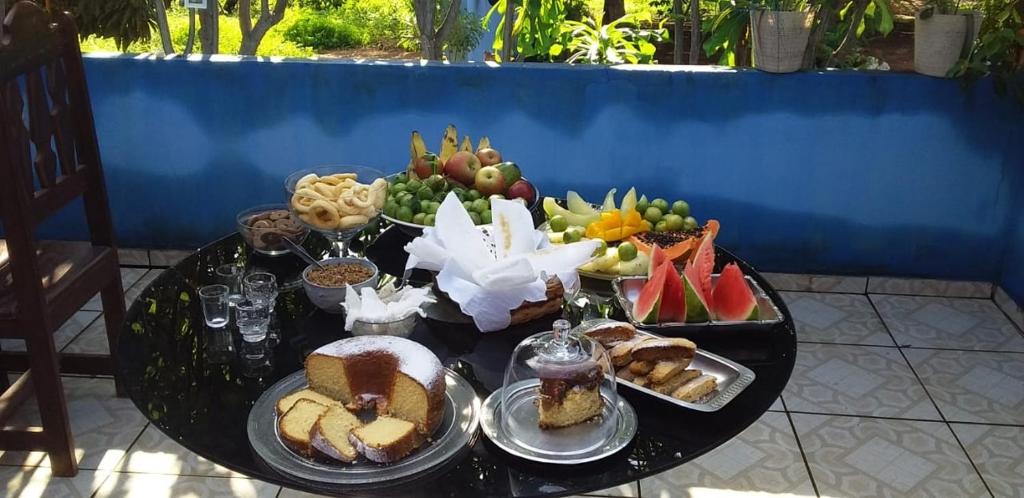 una tavola ricoperta di piatti di cibo e frutta di Pousada Paraíso da Serra a São Raimundo Nonato