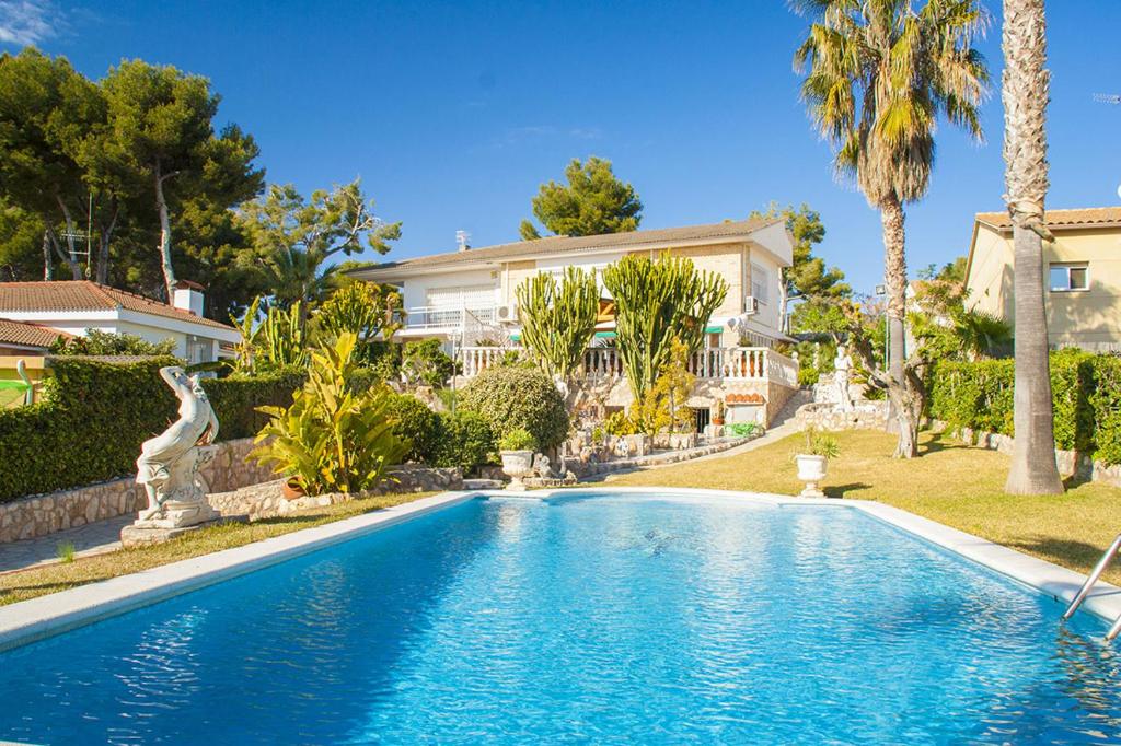 una piscina frente a una casa en Club Villamar - Gaudi Stil, en Cunit