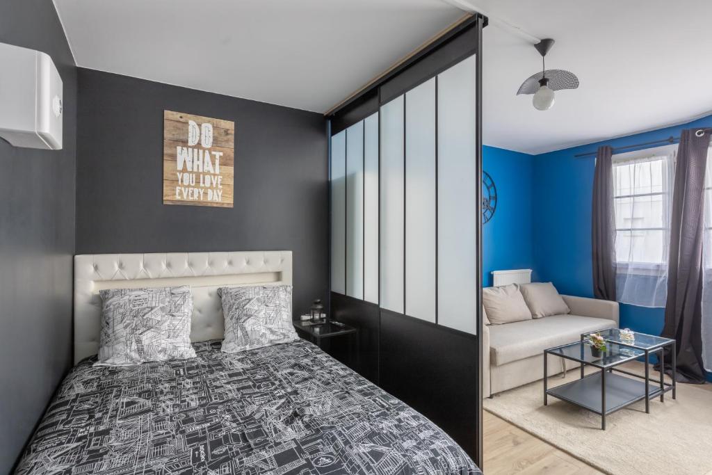 a bedroom with a bed and a couch at Appartements proche Paris Disney in Torcy