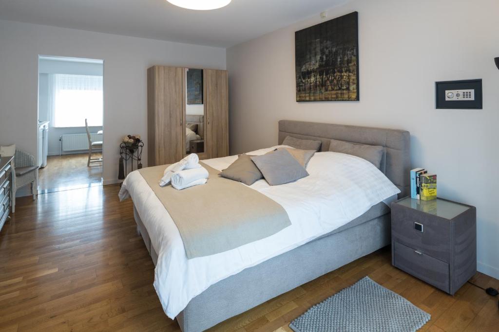 um quarto com uma cama grande num quarto em Logies De blauwe regen em Beveren