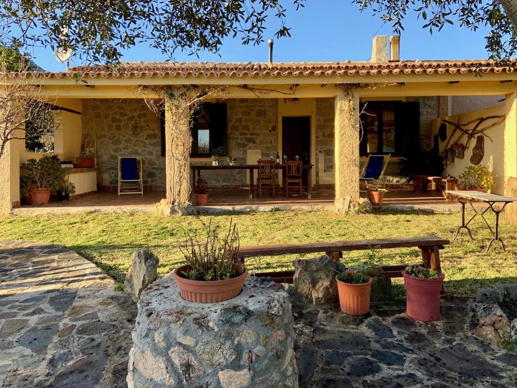 een huis met een bankje ervoor bij Cugnana Country Escape in Olbia