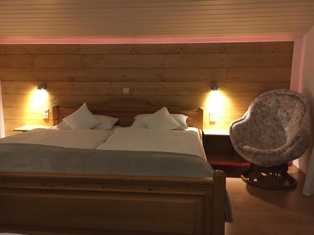 Postel nebo postele na pokoji v ubytování Ferienwohnung am Römerweg Wald