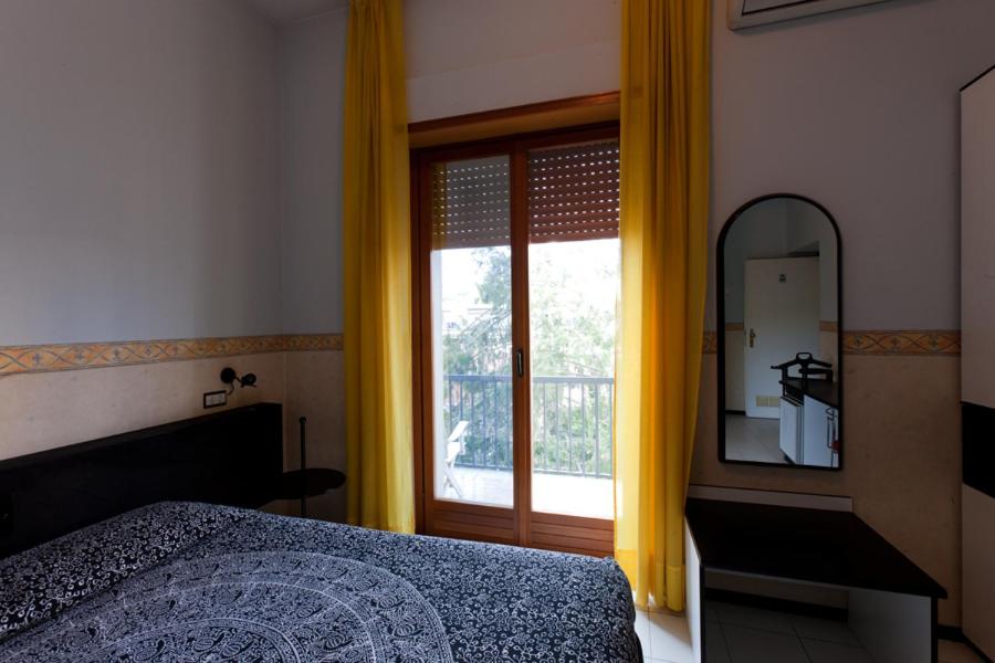 Postel nebo postele na pokoji v ubytování Hotel Letizia