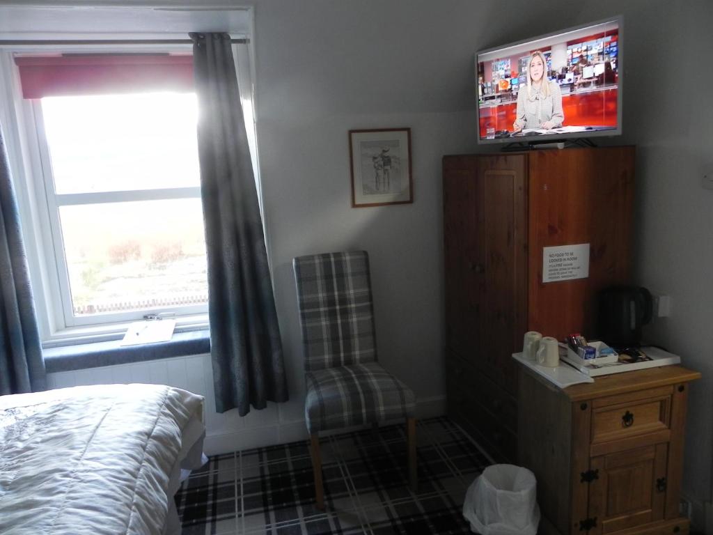TV a/nebo společenská místnost v ubytování glenardran house