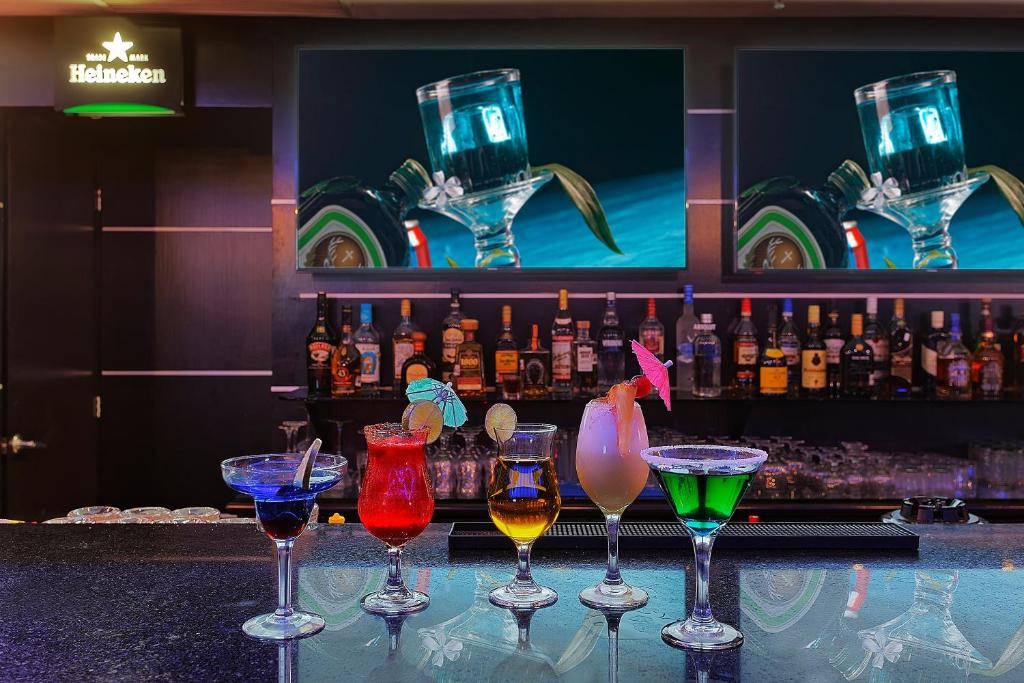 un grupo de copas de vino sentado en un bar en Holiday Inn Campeche, an IHG Hotel, en Campeche