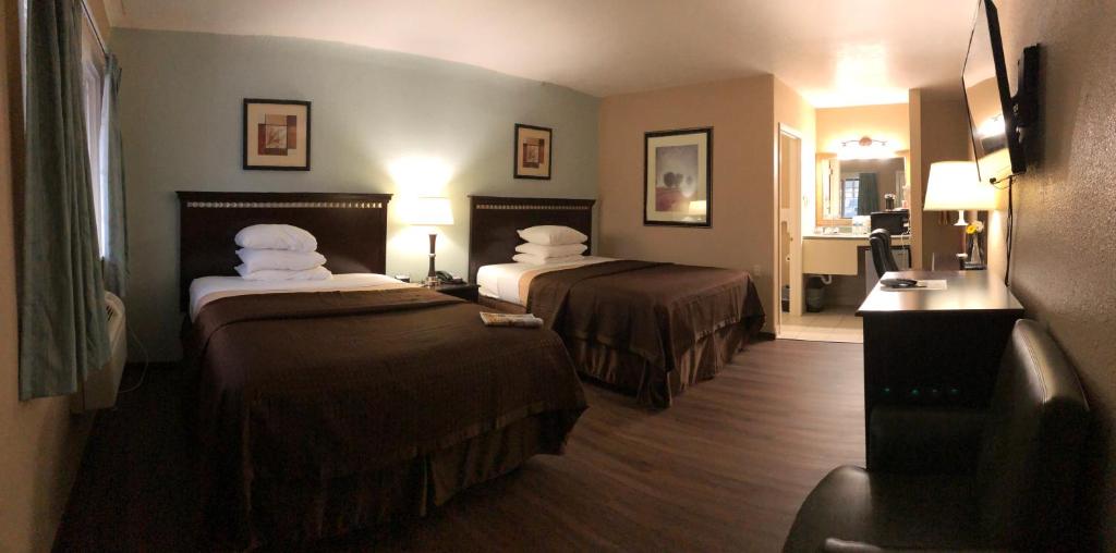 Postel nebo postele na pokoji v ubytování Value Inn Motel EUGENE AIRPORT