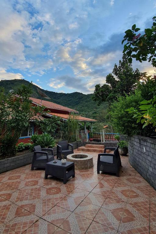 Uma vista da montanha tirada da pousada 