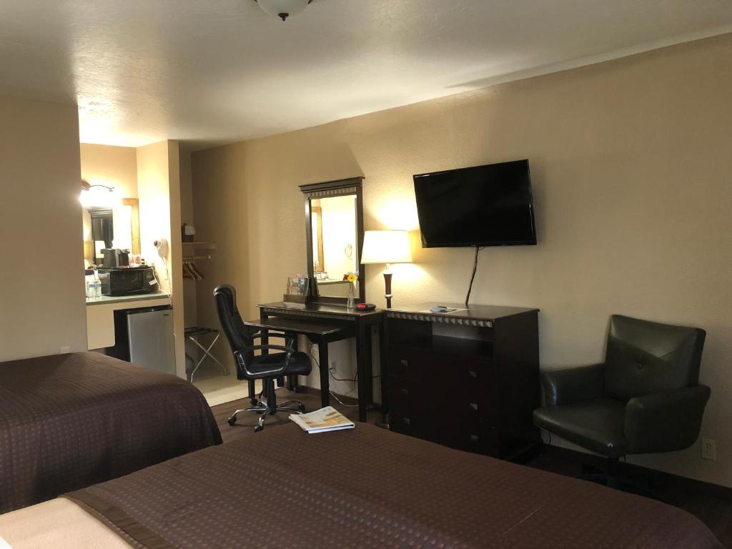 TV a/nebo společenská místnost v ubytování Value Inn Motel EUGENE AIRPORT