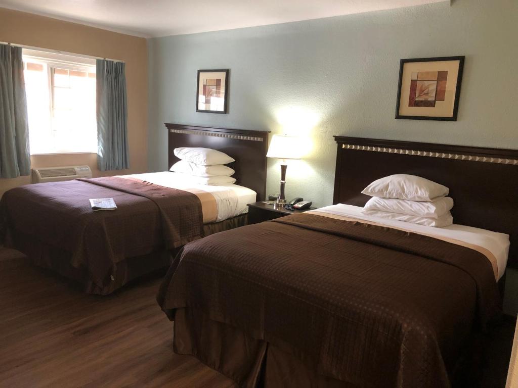 Postel nebo postele na pokoji v ubytování Value Inn Motel EUGENE AIRPORT