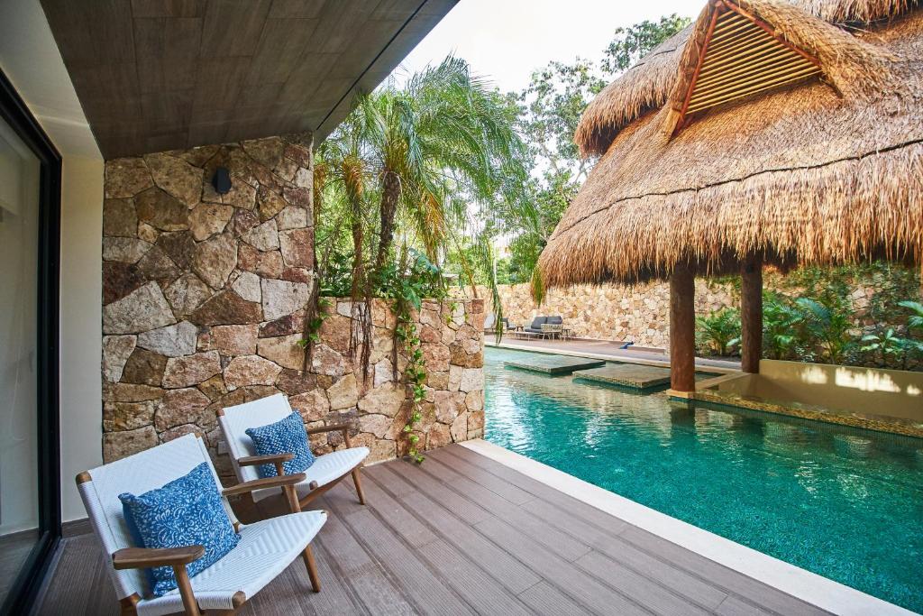 La alberca dentro o cerca de Beautiful Luxury Poolside Retreat in Aldea Zama Tulum