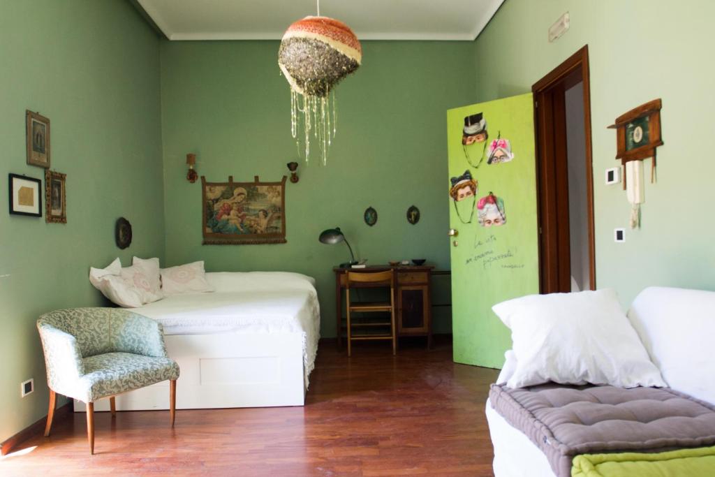 una camera con due letti e una sedia di Casa verde Dafni a Ragusa