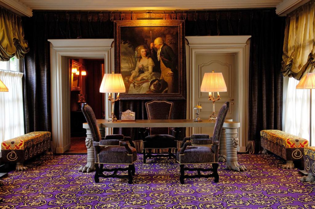 a dining room with a table and a painting at Relais et Châteaux Michel Trama in Puymirol