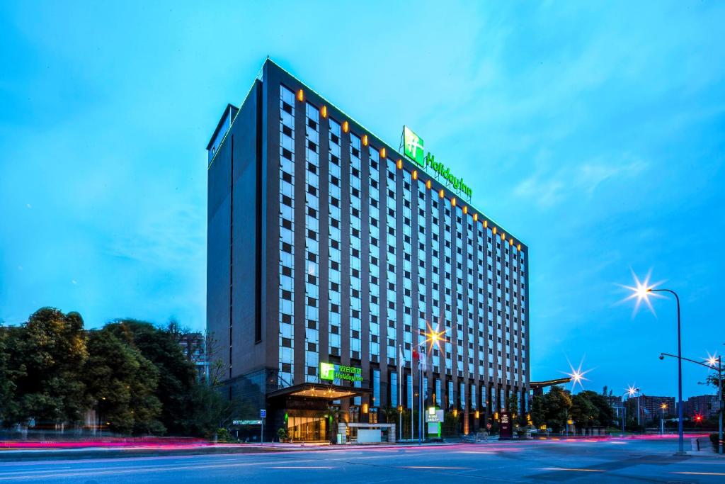 un bâtiment d'hôtel avec un panneau en haut dans l'établissement Holiday Inn Chengdu High-Tech Center, an IHG Hotel, à Chengdu