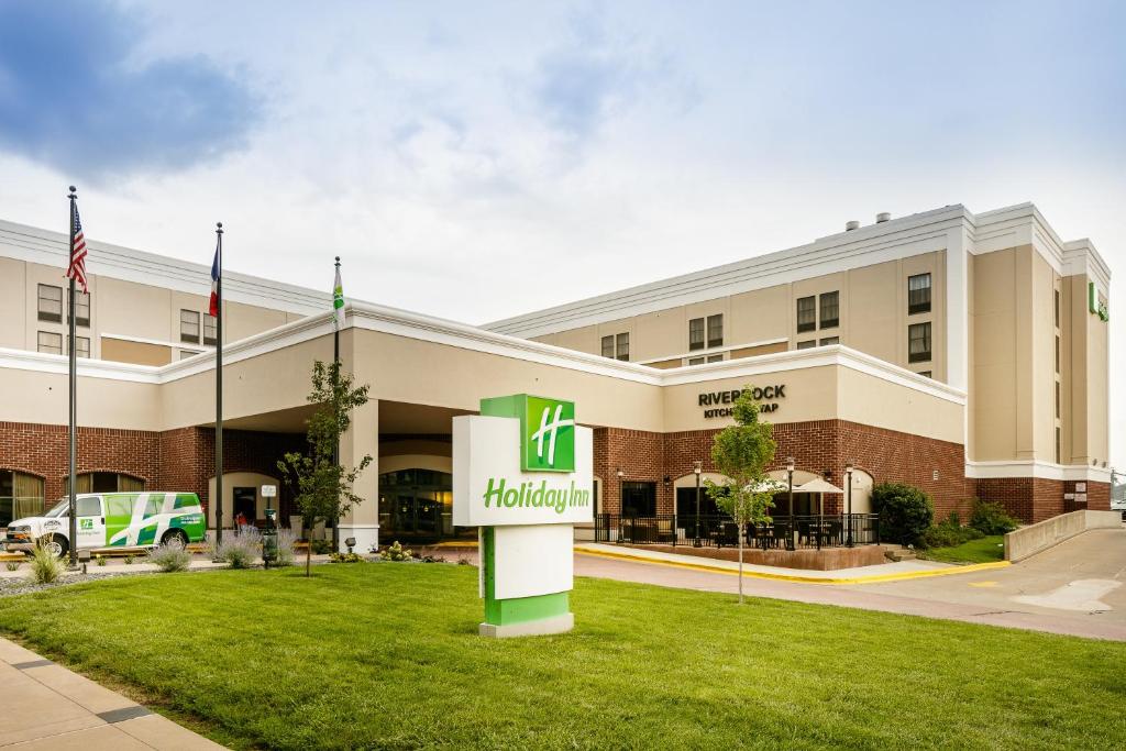 Holiday Inn Dubuque/Galena, an IHG Hotel في دوبوك: فندق امامه لوحة هيلتون