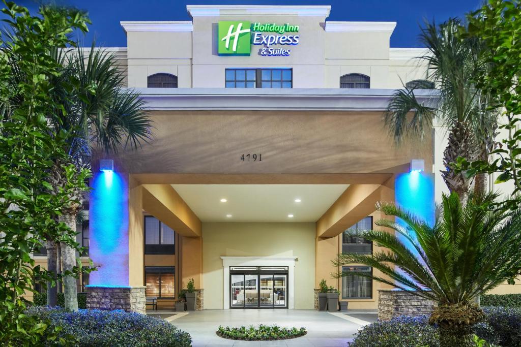 een weergave van de voorgevel van het Hilton Express hotel bij Holiday Inn Express & Suites Jacksonville South East - Medical Center Area by IHG in Jacksonville