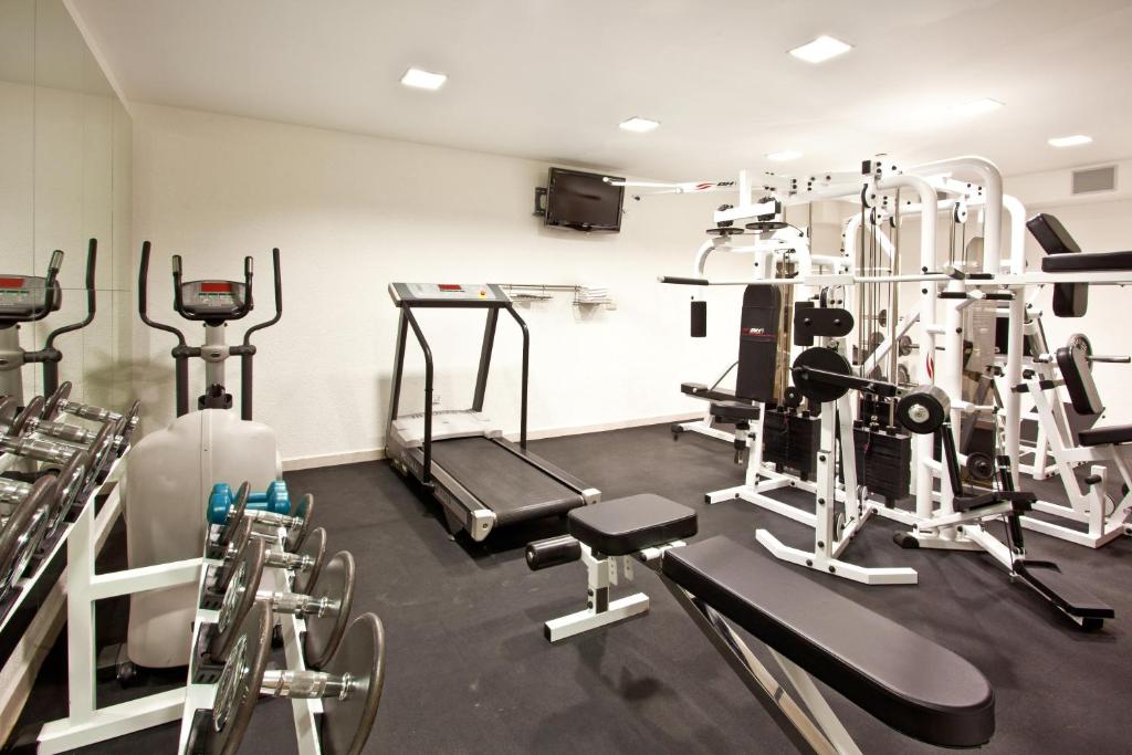 un gimnasio con varias máquinas de correr en una habitación en Holiday Inn Cuernavaca, an IHG Hotel en Cuernavaca