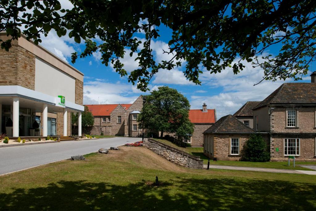 una calle en una pequeña ciudad con edificios en Holiday Inn Doncaster A1- M Jct 36, an IHG Hotel, en Doncaster