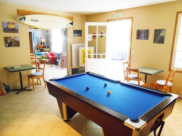 - Sala de estar con mesa de billar en zenzela surf house en Naujac-sur-Mer