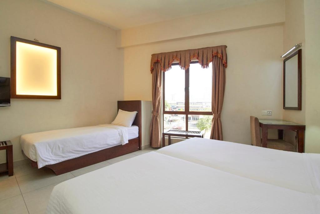 Postel nebo postele na pokoji v ubytování Kepong Hotel