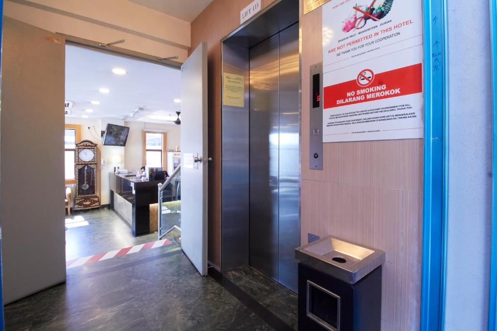 TV a/nebo společenská místnost v ubytování Kepong Hotel