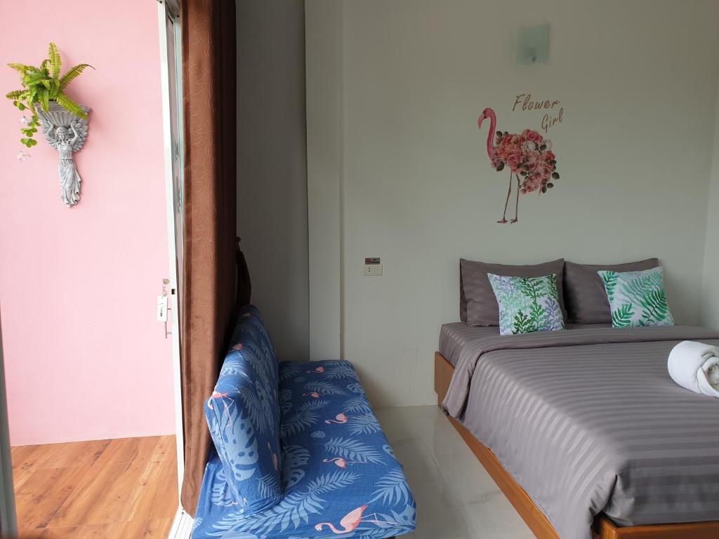 Postel nebo postele na pokoji v ubytování บ้านสวนนิสา