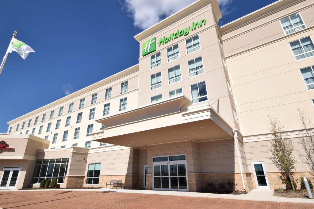 a rendering of the hotel lobby of the holiday inn niagara falls at Holiday Inn Cincinnati North West Chester by IHG in West Chester