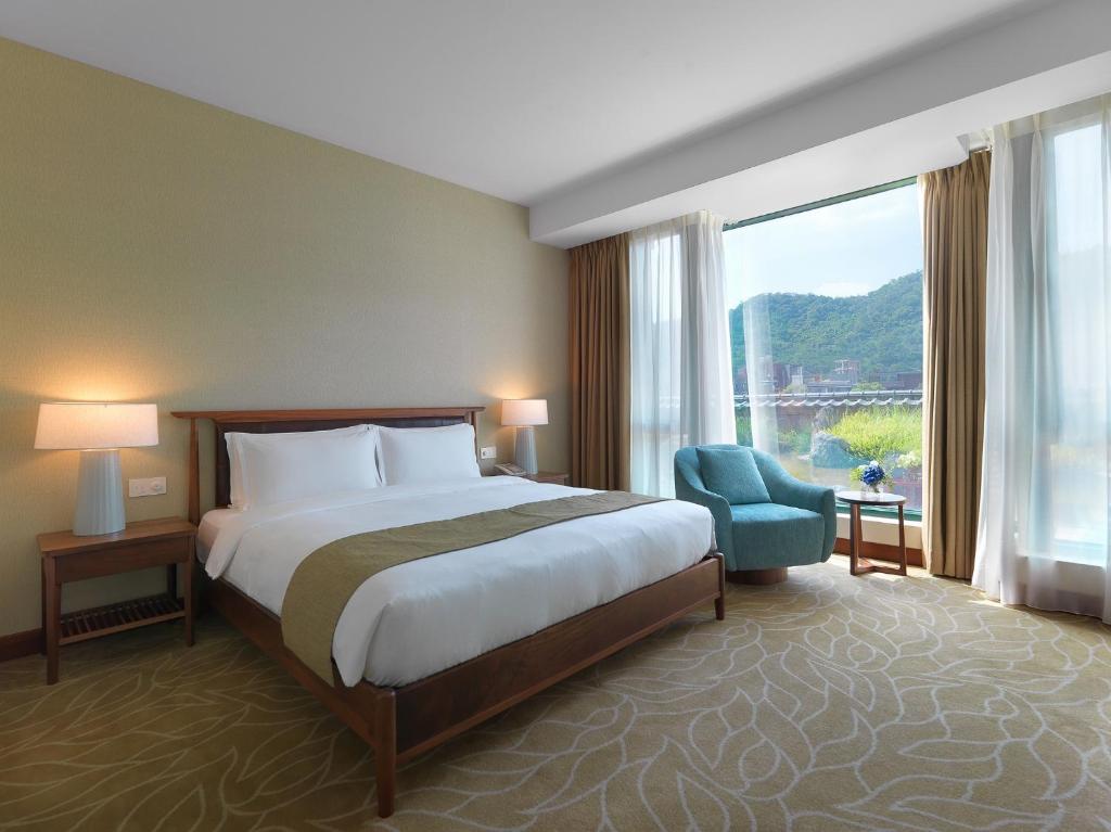 台北的住宿－有誠商旅，酒店的客房 - 带一张床、椅子和窗户