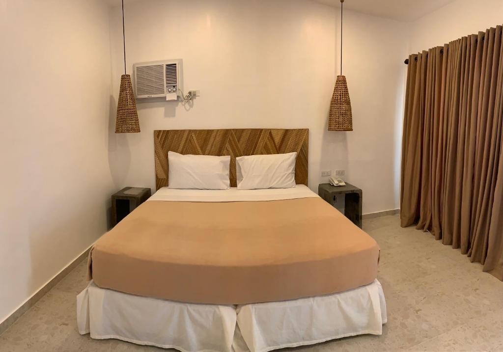 Postel nebo postele na pokoji v ubytování Cebu R Resort Tabuelan