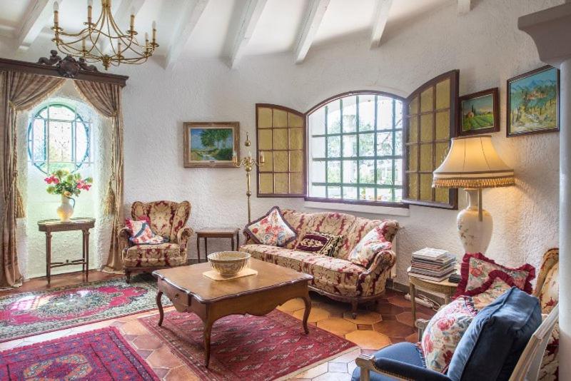Una sala de estar con sofás y una mesa. en Villa with pool in Provence -Villa Romantique sleeps up to 12 4 in optional gite, en Beaucaire