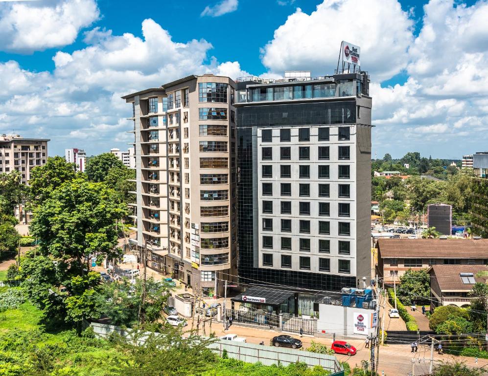 een hoog gebouw met een vlag erop bij Best Western Plus Westlands in Nairobi