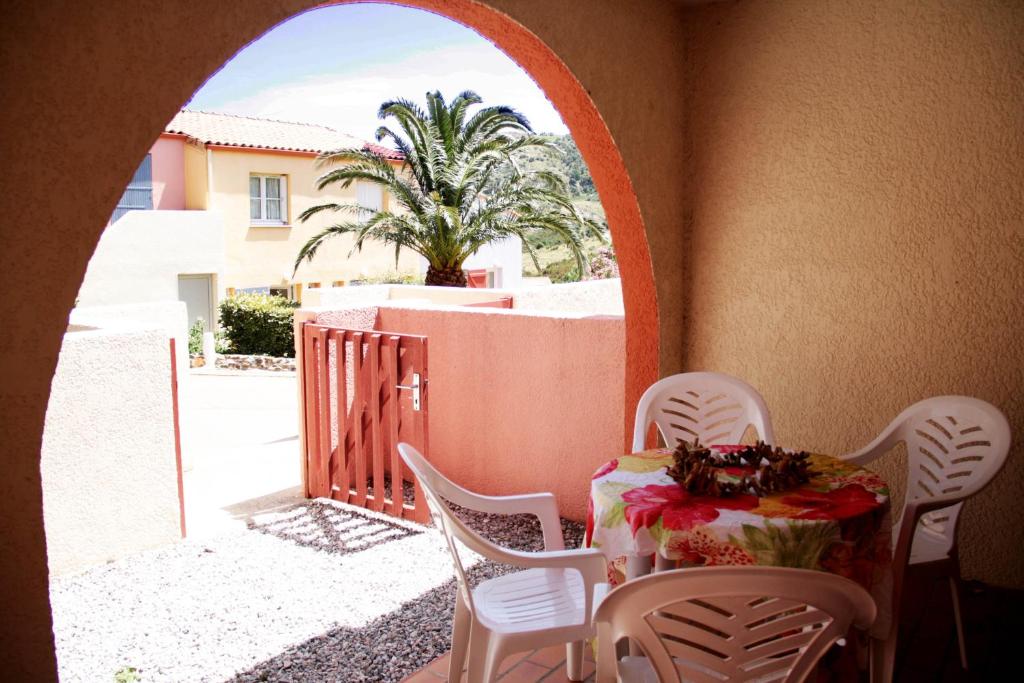 Ein Balkon oder eine Terrasse in der Unterkunft Lagrange Grand Bleu Vacances – Résidence Le Village des Aloès