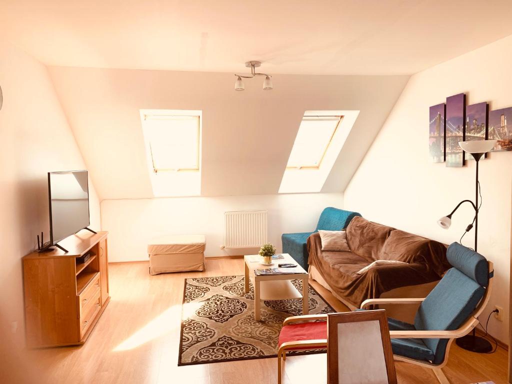 apartment في Biely Kostol: غرفة معيشة مع أريكة وطاولة