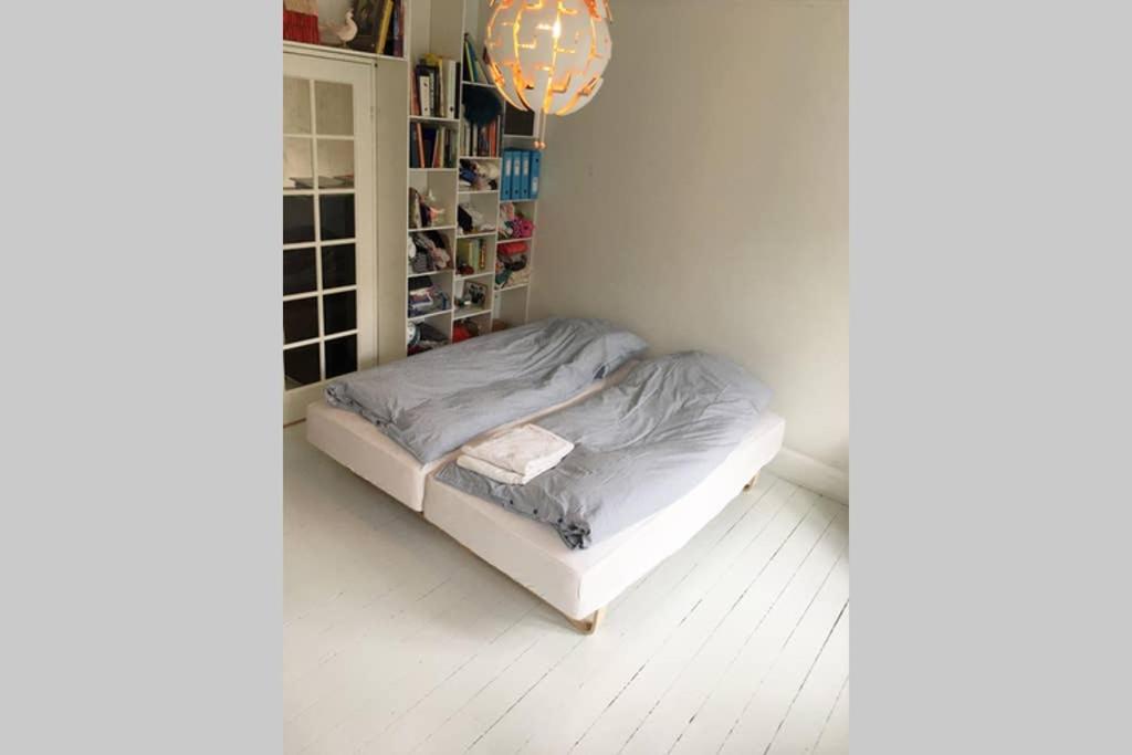 1 dormitorio pequeño con 1 cama en una habitación en Central Apartment in attractive Østerbro, en Copenhague