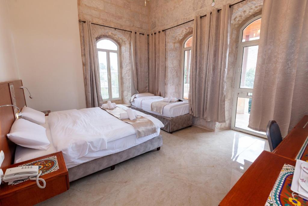 Postel nebo postele na pokoji v ubytování Azzahra Boutique Hotel & Restaurant - Jerusalem