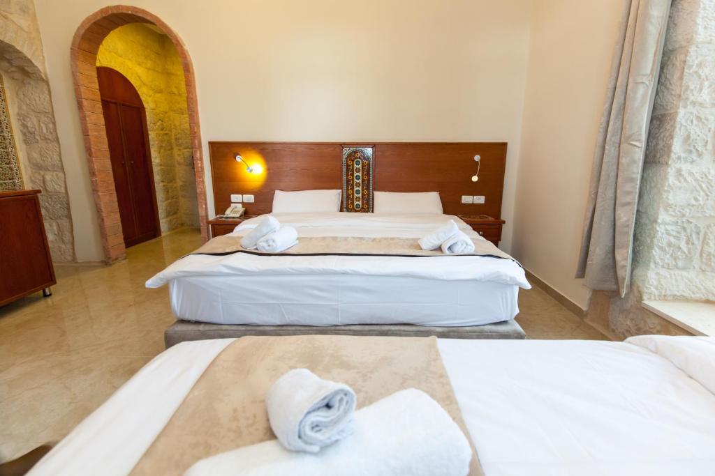 Postel nebo postele na pokoji v ubytování Azzahra Boutique Hotel & Restaurant - Jerusalem