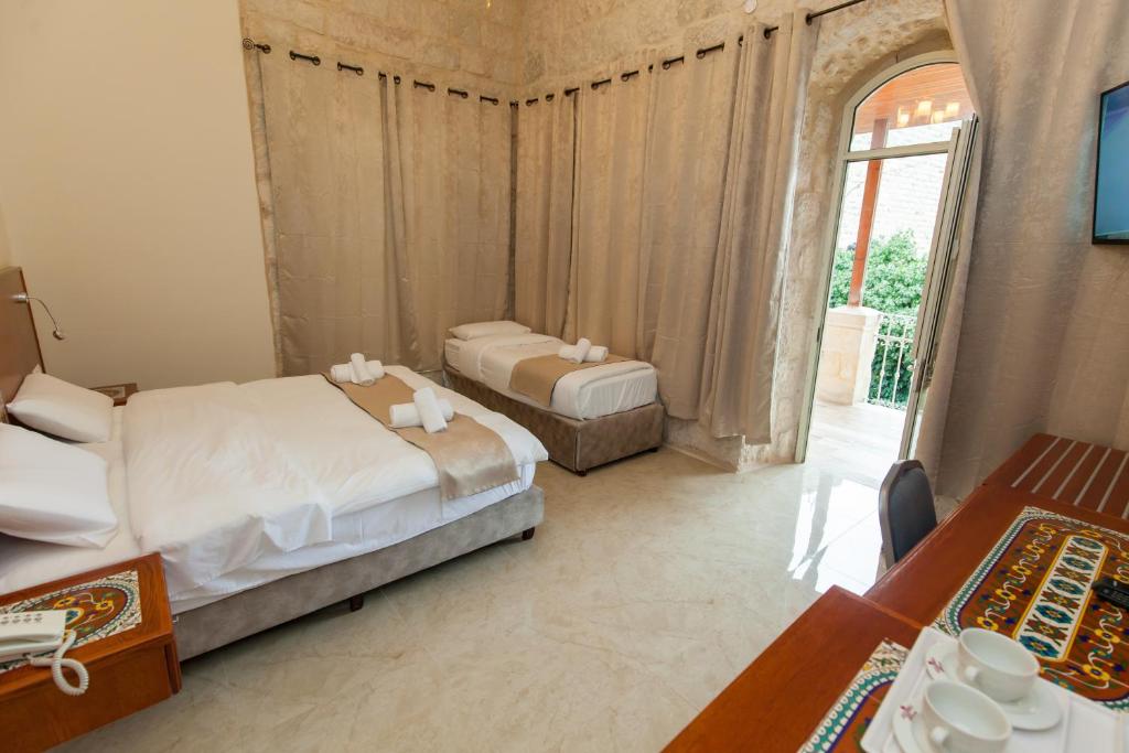 Postel nebo postele na pokoji v ubytování Azzahra Boutique Hotel & Restaurant - Jerusalem