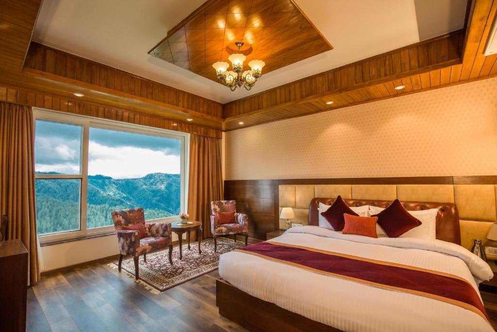 Postel nebo postele na pokoji v ubytování The Retreat Mashobra, Shimla